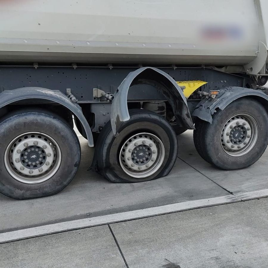 Reifenschaden an einem Sattelauflieger — 24/7-Reifen-Notdienst für Lkw