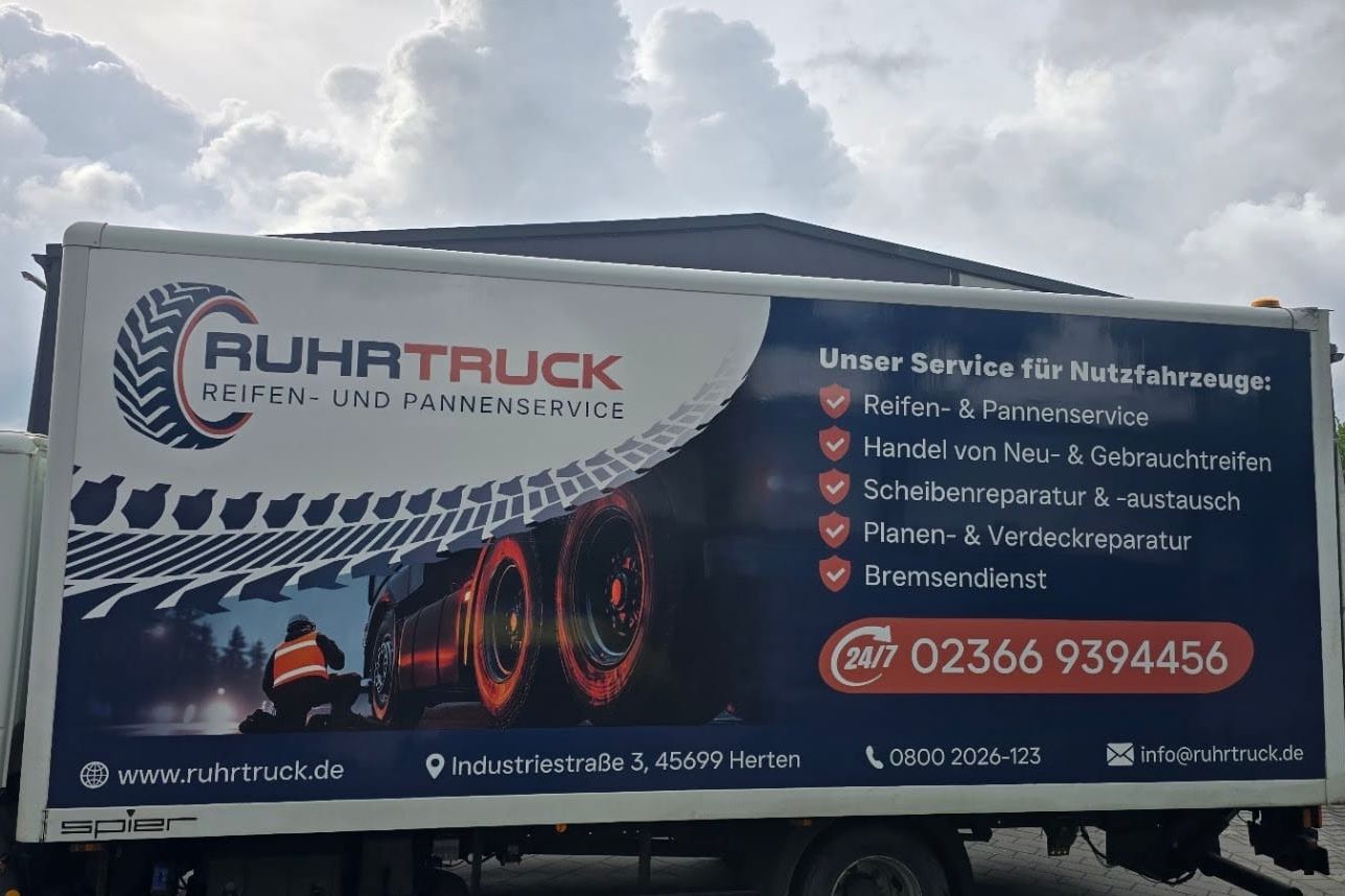 RuhrTruck Service-Lkw mit Reifen- und Pannenservice-Branding und 24/7-Notruf