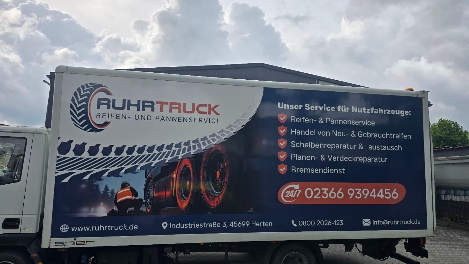 RuhrTruck-Lkw mit Reifen- und Pannenservice-Beschriftung und 24/7-Notrufnummer